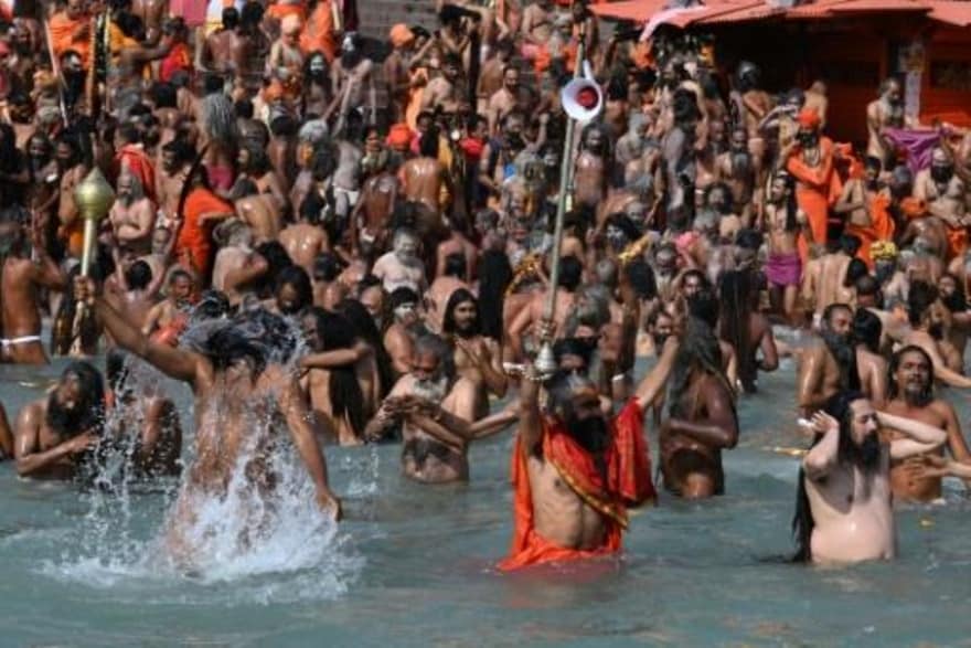 A pesar del coronavirus, miles de devotos Hindúes  se bañan en el río Ganges, en la India.