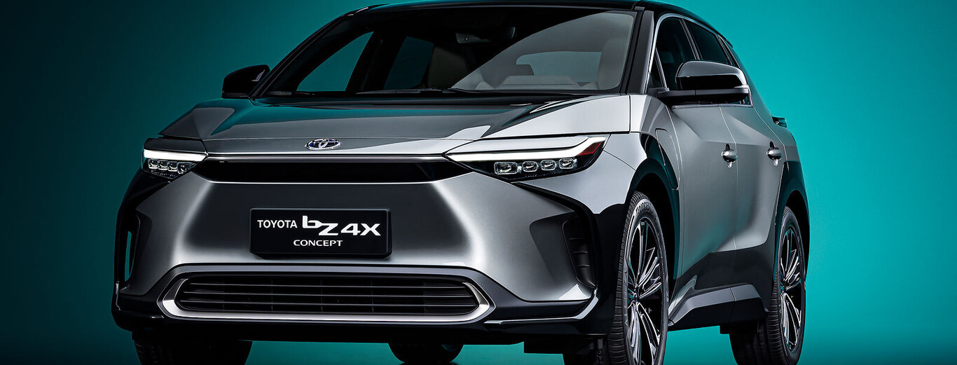 La marca Toyota lanza su primer vehículo deportivo 100% eléctrico con sistema auxiliar de carga solar