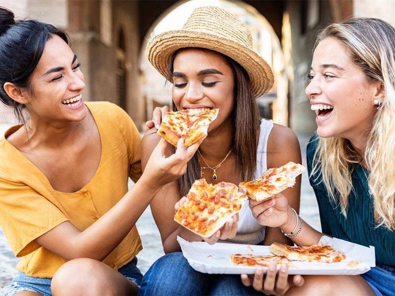 Celebra el Día Mundial de la Pizza con un toque de La Montserratina.