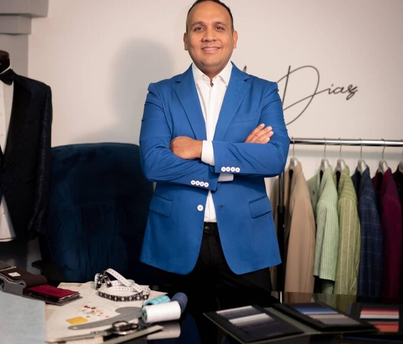 Arcadio Díaz sigue vigente y escribe nuevo capítulo en la moda.